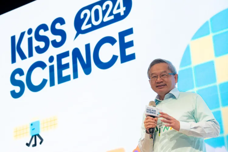 吳誠文表示，今年Kiss Science有45個新場域加入，另有25個融入AI技術的場域參與，希望藉此鼓勵青年學子在求學階段就接觸AI、善用AI，未來為臺灣競爭優勢創造更多價值。國科會提供