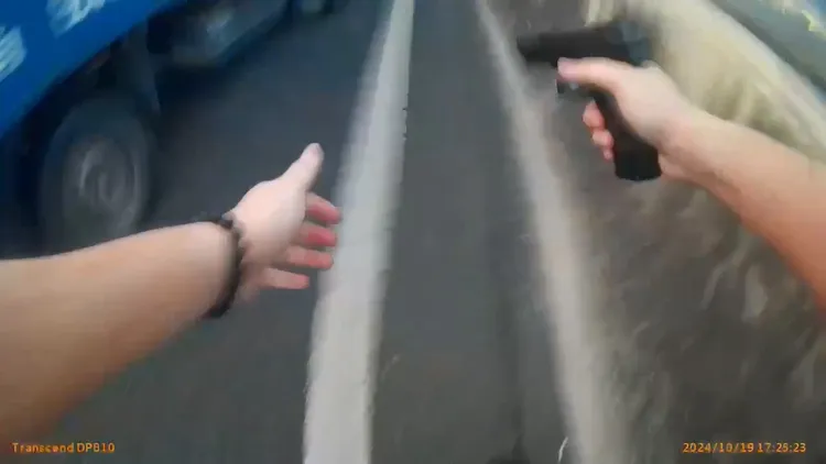 警方在台74線匝道再次攔下小貨車，再度開了3槍還是被逃逸。民眾提供