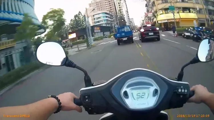 小貨車拒絕警方攔查，在街頭一路狂飆。民眾提供