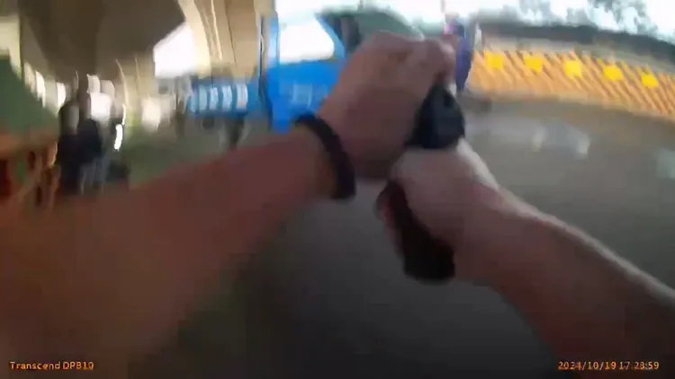 警方在環中東路首度攔下小貨車，朝車子連開3槍被逃逸。民眾提供