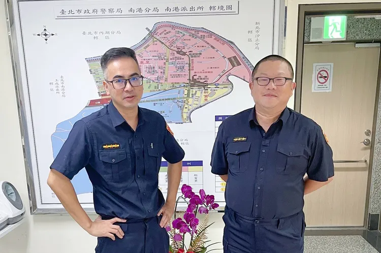 警員林柏鈞(左)、李彥傑(右)透過一本存摺，幫長者找到回家的路。翻攝畫面