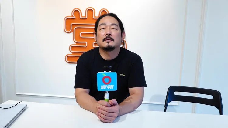 金度潤向《壹蘋新聞網》讀者打招呼（場地提供：甜堂）。莊宗達攝