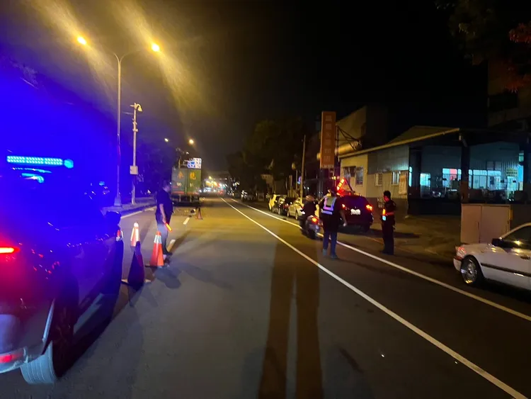 騎士與聯結車擦撞，全身重創送醫後不治。讀者提供