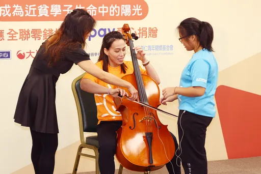 「舉重女神」郭婞淳出席公益活動第1 次拉大提琴 心得讓全場笑翻