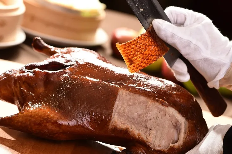 電子餐券4至5人親友聚餐首推「片皮鮮汁鴨 二吃券」七款料理任擇兩吃，限時優惠價2488元，平均一人僅500元有找。業者提供