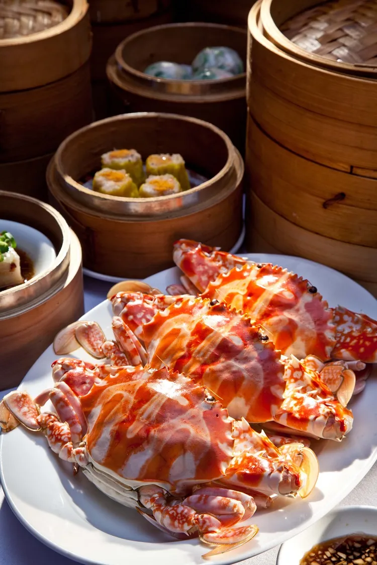 「神旺潮品集．忠孝旗艦店」限定，全雙北「最正宗的潮式凍花蟹」清鮮甘甜的蟹肉蘸潮式特製醬料「薑泥黑醋」。業者提供