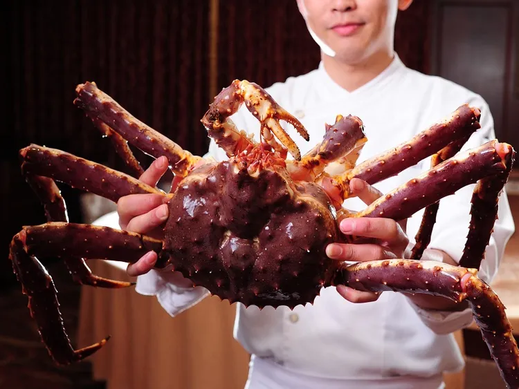 「潮品集．潮坊」新光A4店限定，「頂級帝王宴 活蟹4吃」，嚴選俄羅斯海域巨無霸2.2-2.5公斤帝王蟹，四吃饗宴1萬9800元起。業者提供