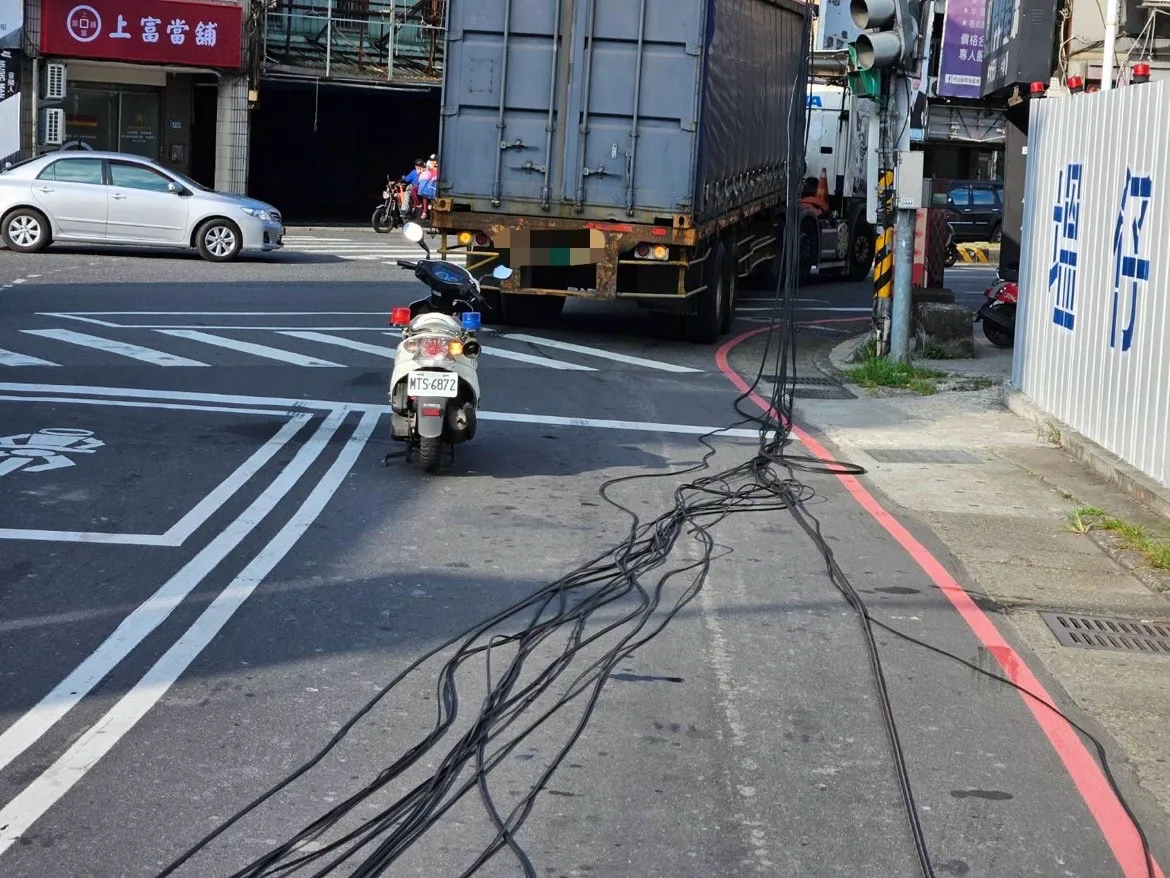 新莊塭仔圳重劃區貨櫃車勾斷空中電線 電桿倒還砸中轎車！交通一度受阻｜壹蘋新聞網