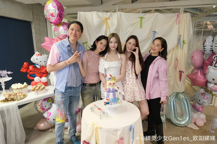 歐陽龍（左）、傅娟（右）育有歐陽妮妮（右二）、歐陽娜娜（左二）和歐陽娣娣，全家都是藝人。翻攝歐陽娣娣微博