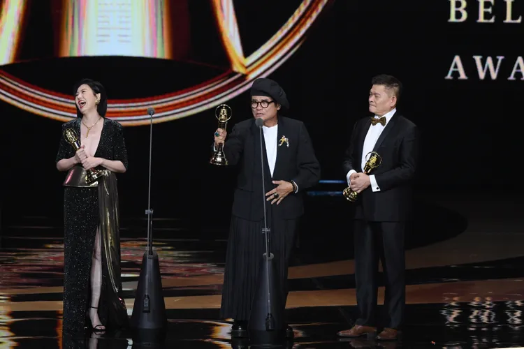 澎恰恰、許效舜、苗可麗以《超級夜總會》拿下綜藝節目主持人獎，開心上台致詞。三立提供