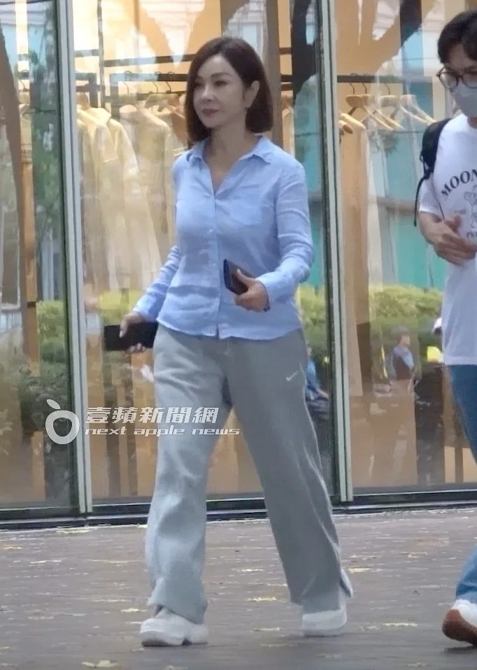 步出三星門市，陳美鳳與助理快步走向座駕。特勤中心攝