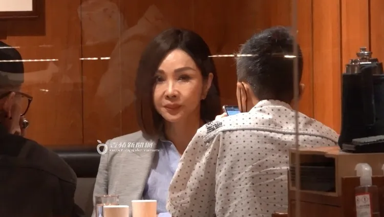 陳美鳳坐在餐廳角落，面對來往民眾也十分大方不遮掩。特勤中心攝