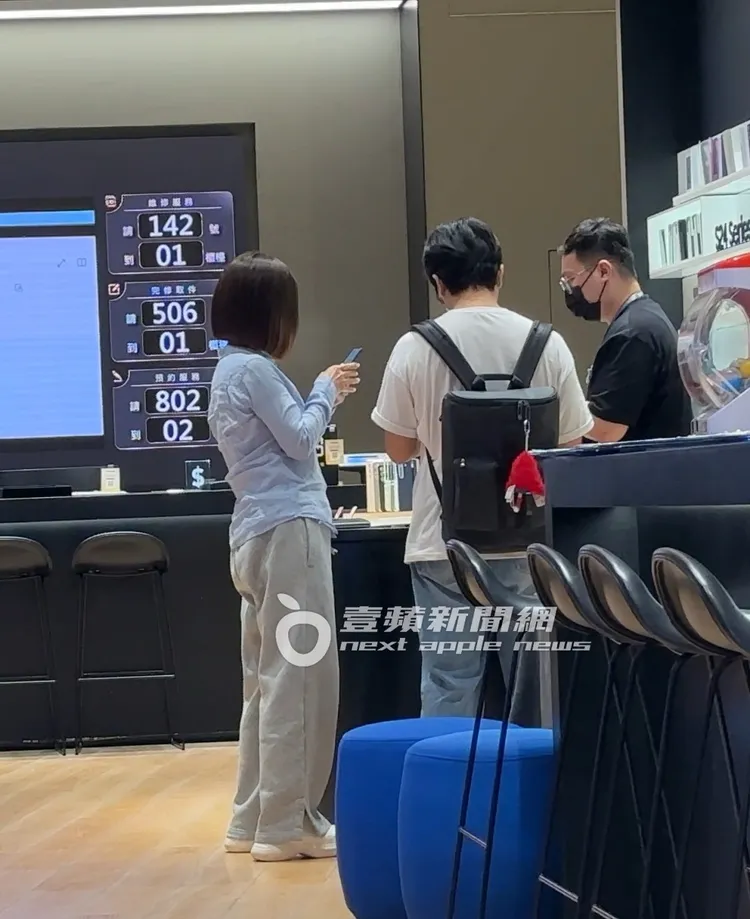 陳美鳳（左）與助理走到信義區百貨三星門市與店員交談。特勤中心攝