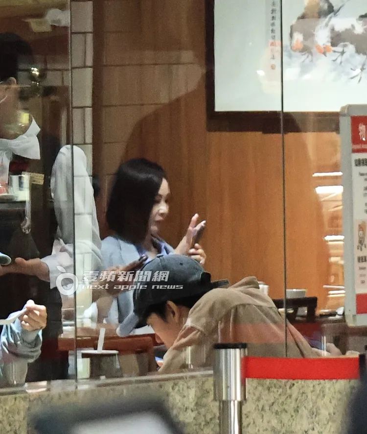 等待餐點時間，陳美鳳拿出手機滑了一番。特勤中心攝