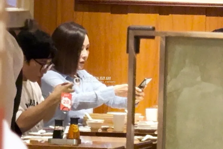 美食當前，陳美鳳不忘先拿出手機拍攝幾張記錄生活，儀式感十足。特勤中心攝