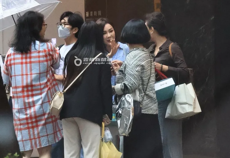 陳美鳳（中）結束活動，與品牌方揮手道別。特勤中心攝