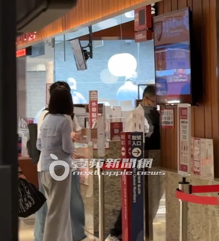 陳美鳳帶著助理們走進信義區的鼎泰豐用餐。特勤中心攝