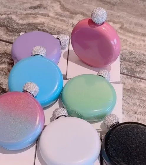 小酒壺有很多不同顏色。翻攝關穎IG