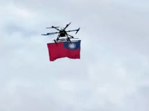 桃園國慶表演隱藏版曝光!無人機搭載國旗進場 明到中原文創園區升旗去