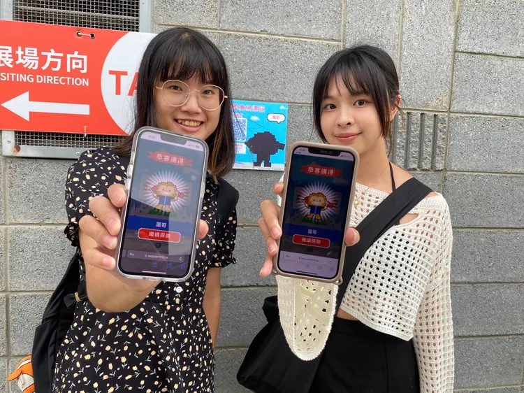 民眾透過手機掃描園區內的QR Code，即可獲得探險碼參加國慶抽獎活動。民政局提供