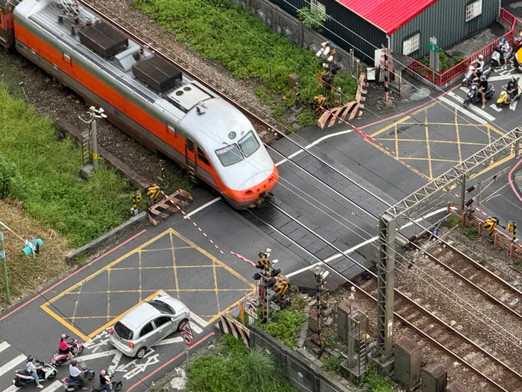 許多民眾近期經過台鐵平交道時，都反應列車停等時間過長造成塞車困擾。壹蘋新聞網攝