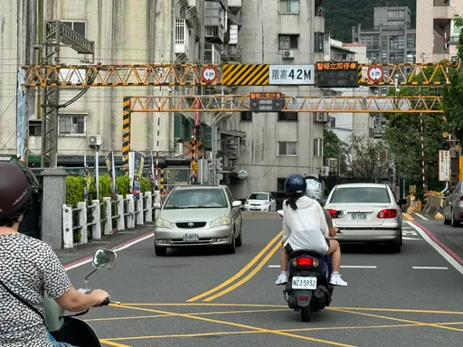 平交道等車增逾2分鐘!台鐵新制釀塞車 月底前新SOP上路