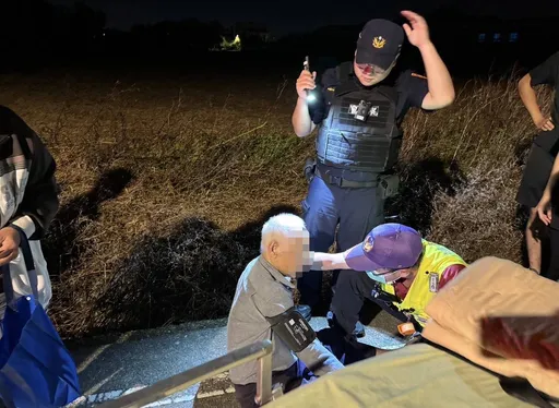 老翁夜里散步身体不适路倒　大园警拼凑线索助返家