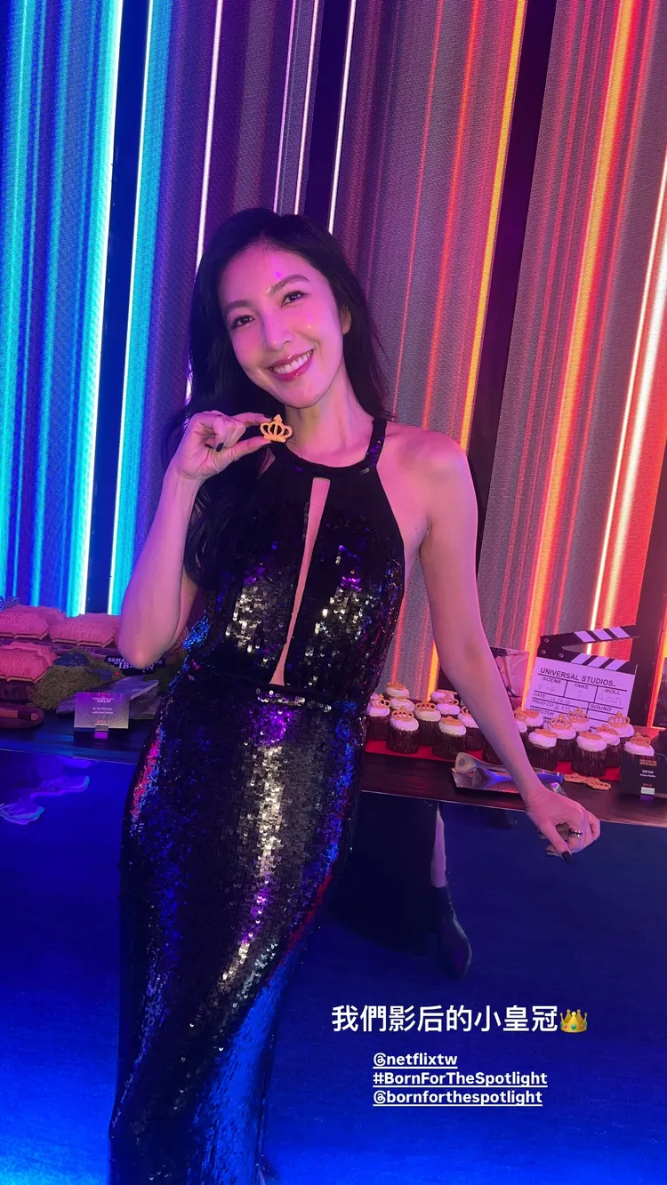 楊謹華以Netflix《影后》受邀到釜山影展，禮服開到肚臍，大秀性感。翻攝楊謹華IG