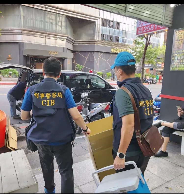 檢警查扣相關資料及醫療器材。翻攝畫面