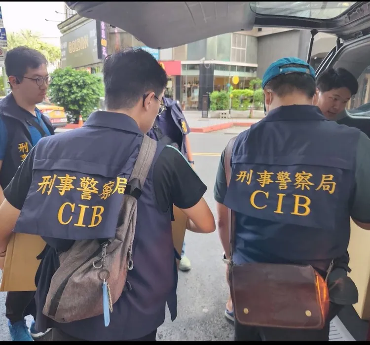 檢警查扣相關資料及醫療器材。翻攝畫面