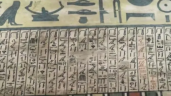 艾迪的陵外側的象形文字。翻攝自《每日快報》