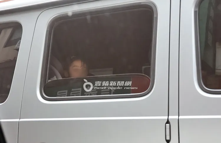 降下車窗，坐在汽座上的女兒好奇往窗外看。特勤中心攝