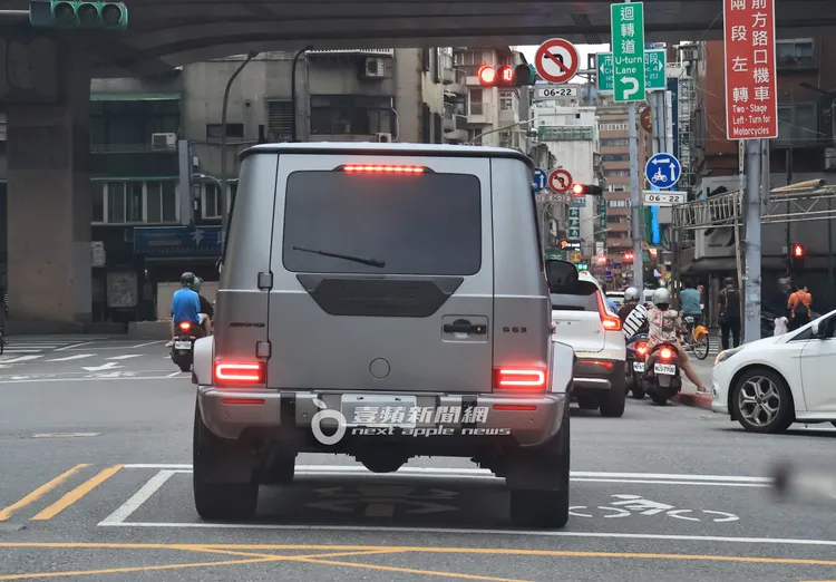 王棠云停等紅燈時違規將車子停在機車等候區。特勤中心攝