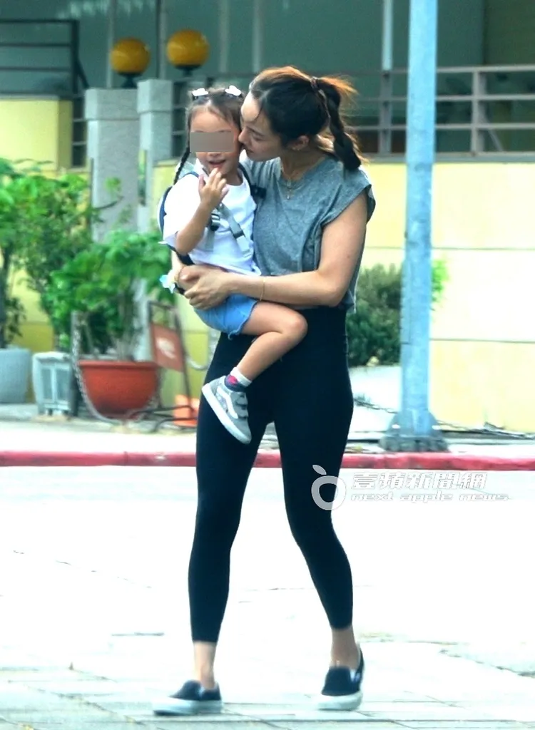 王棠云往女兒臉上親了一口，被女兒巧妙閃掉。特勤中心攝