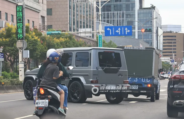 王棠云變換車道未打方向燈，十分危險。特勤中心攝