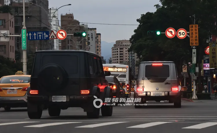 返家途中，巧遇黑人開著同款車，跟在後頭閃大燈示意。特勤中心攝