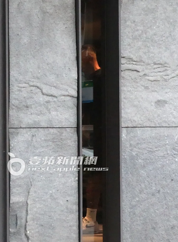 黑人將車停至社區一樓停車位準備上樓。特勤中心攝