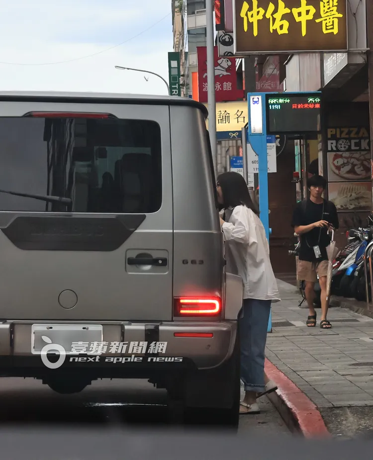 王棠云到八德路上與友人面交。特勤中心攝