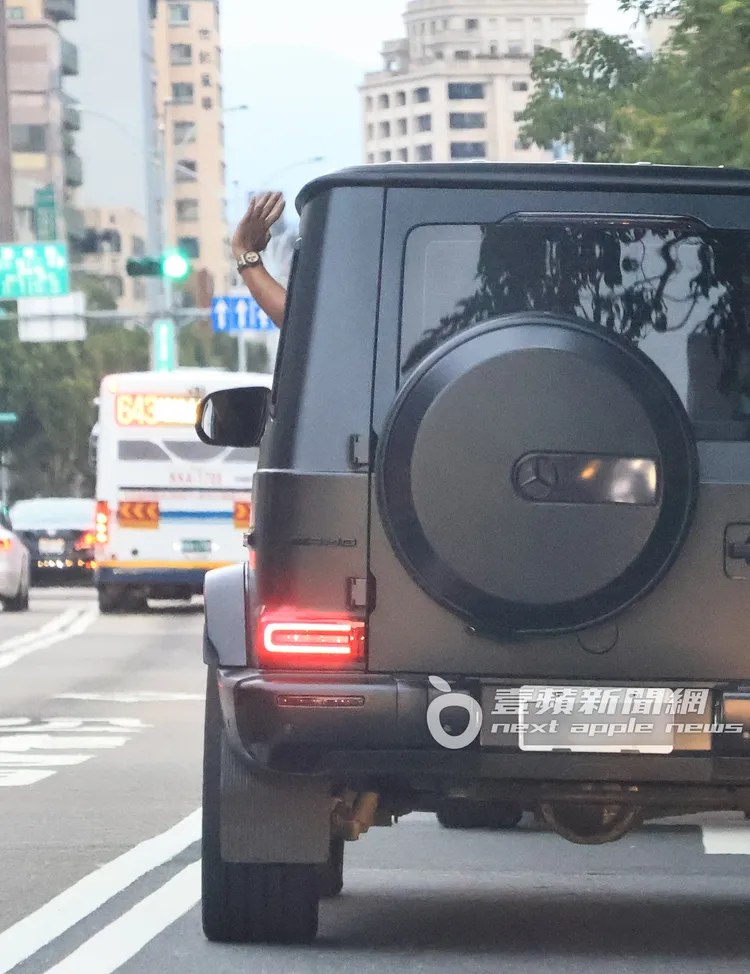 興奮的黑人連忙降下車窗，將手伸出窗外揮手打招呼。特勤中心攝