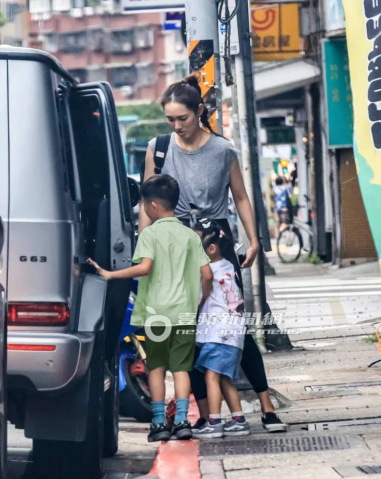 小孩依序準備上車。特勤中心攝