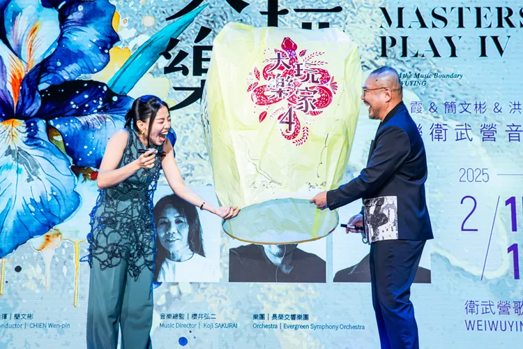 洪佩瑜（左）與指揮大師簡文彬攜手放天燈祈請順利。記者王郁惠攝