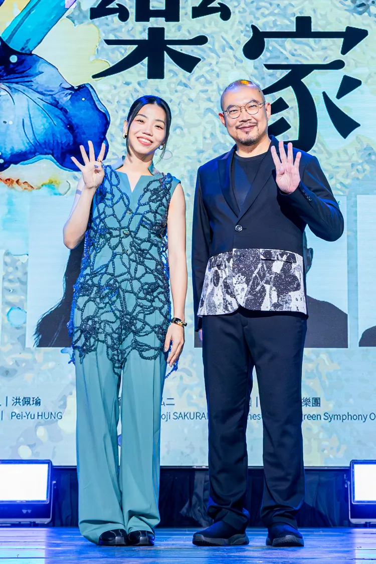 洪佩瑜（左）與指揮大師簡文彬今為「大玩樂家4」音樂會造勢。記者王郁惠攝