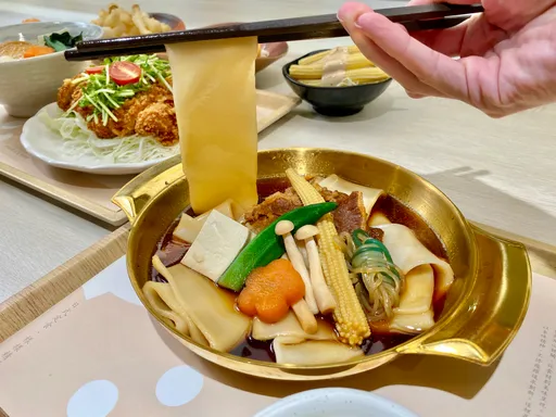 每季狂賣4萬份!連鎖定食、百萬網紅動畫合作 皮帶麵也變日式口味