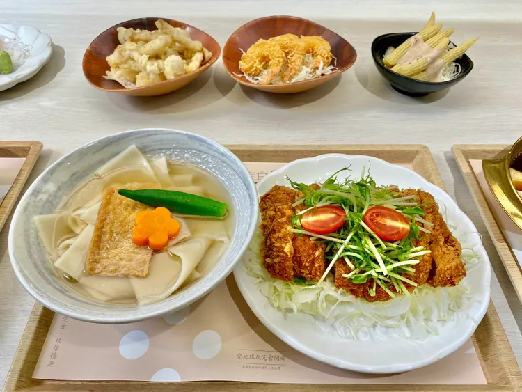 「雞腿玉帶烏龍」有整碗寬版烏龍麵和雞腿排份量十足。 莊偉祺攝