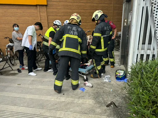 板桥府中广场陆桥电梯急坠 妇人及8岁童受伤送医