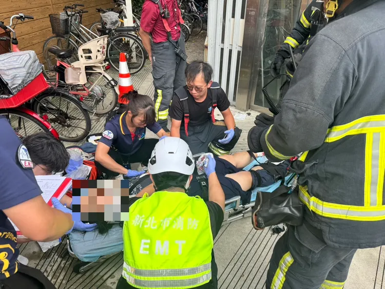 救護人員將受傷的婦人抬上救護車。翻攝畫面