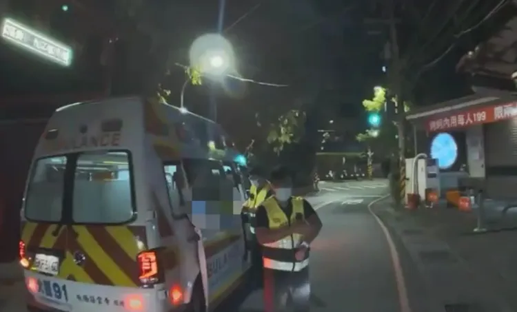 救護車到場將吳男送醫。警方提供