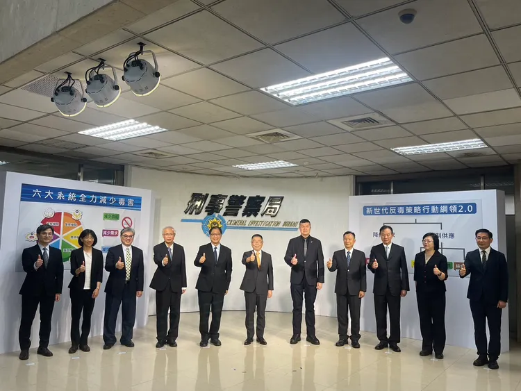 刑事局昨舉辦「從黑數到源頭，檢警掃麻不放手」緝毒專案記者會，由行政院政務委員林明昕主持。警方提供