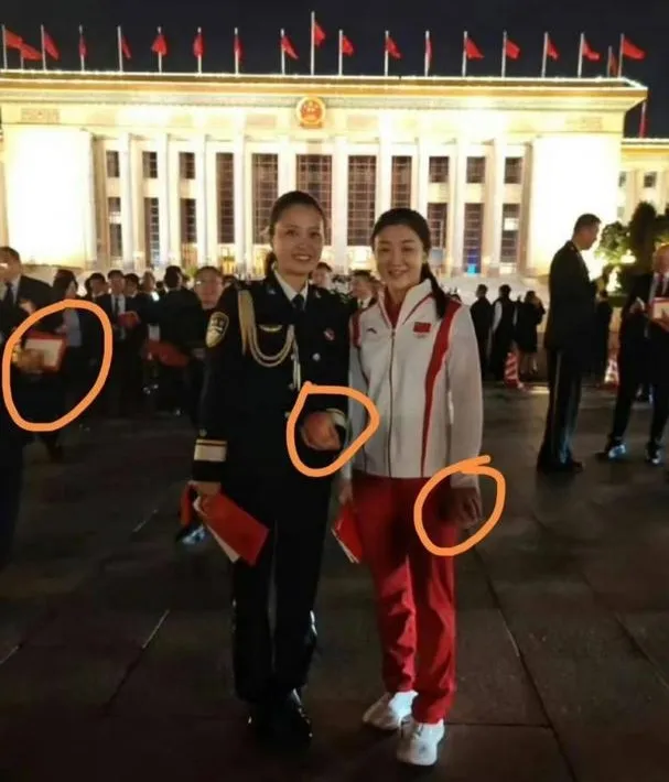 有網友則發現奧運冠軍陳夢、陳芋汐出國宴時，手上也都拿著桃子。翻攝自微博