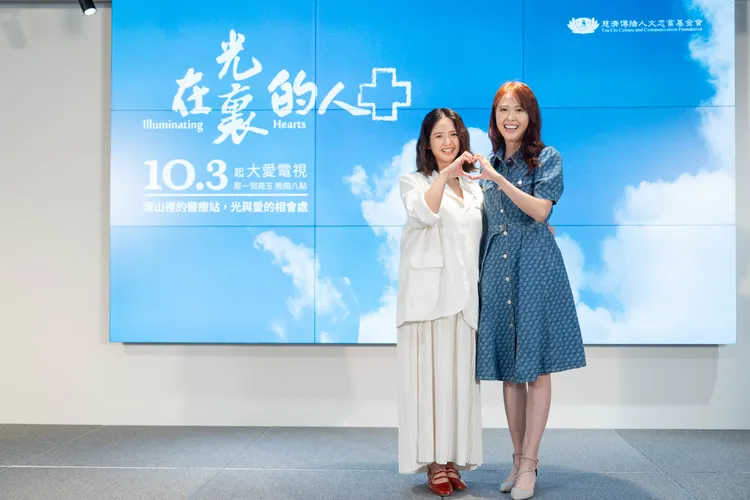 臧芮萱（左）和張晏塵飾演護理師。大愛提供